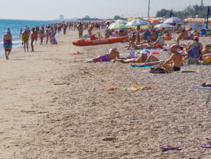 La spiaggia affollata d'estate a Civitanova Marche